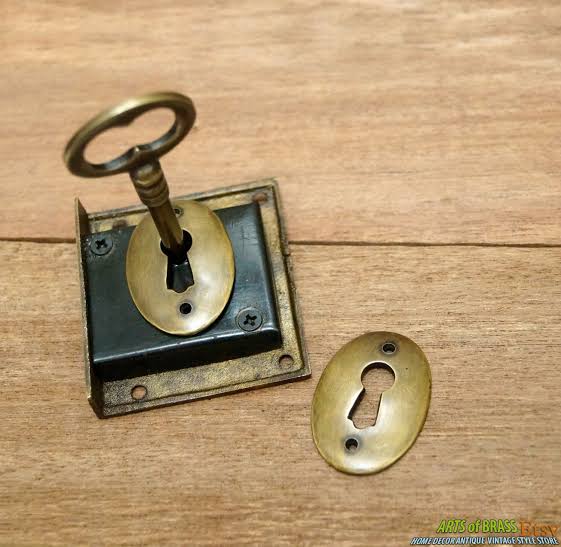 Variedad de llaves antiguas y modernas sobre mesa de taller cerrajería