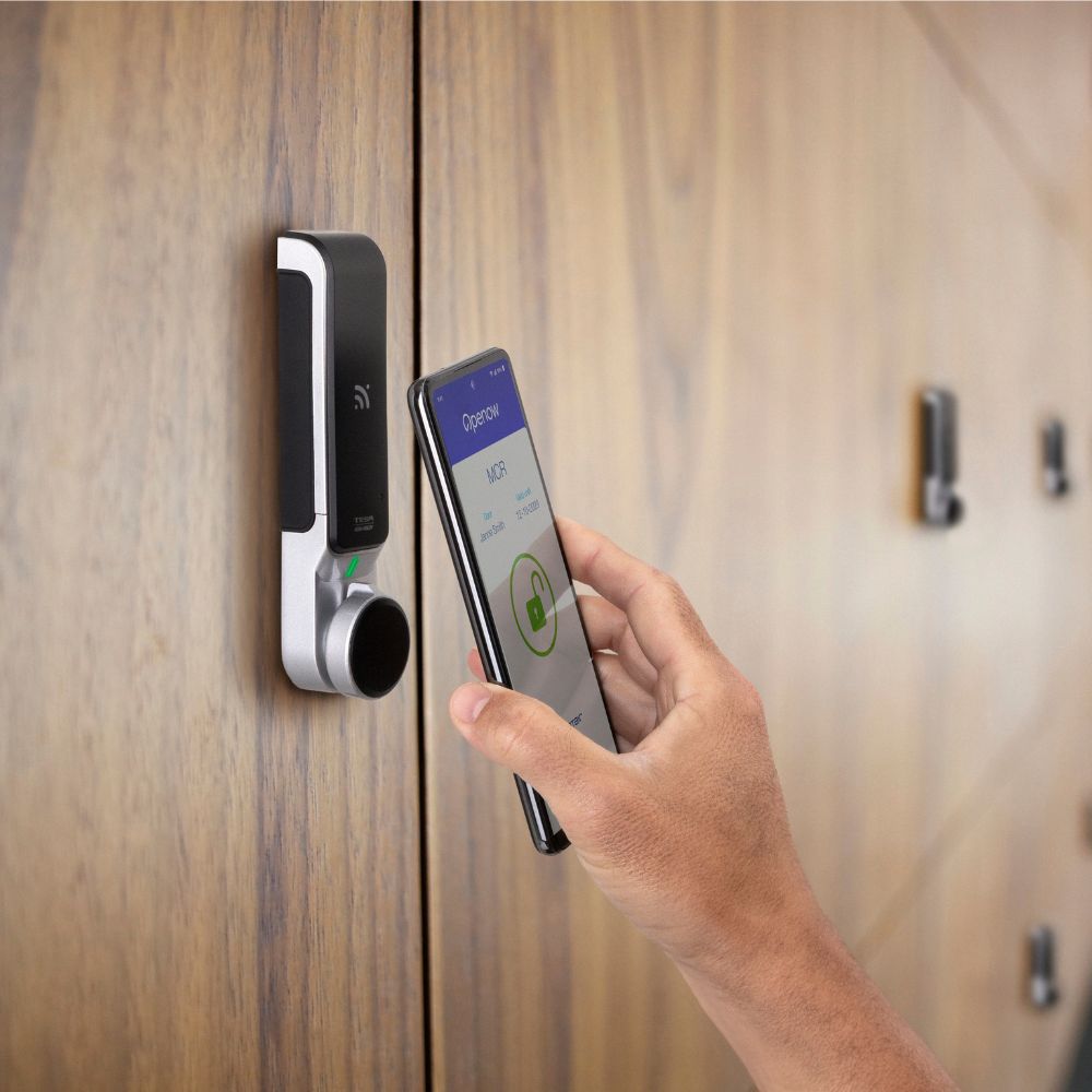 Cerradura electrónica moderna con control de acceso instalada en puerta residencial