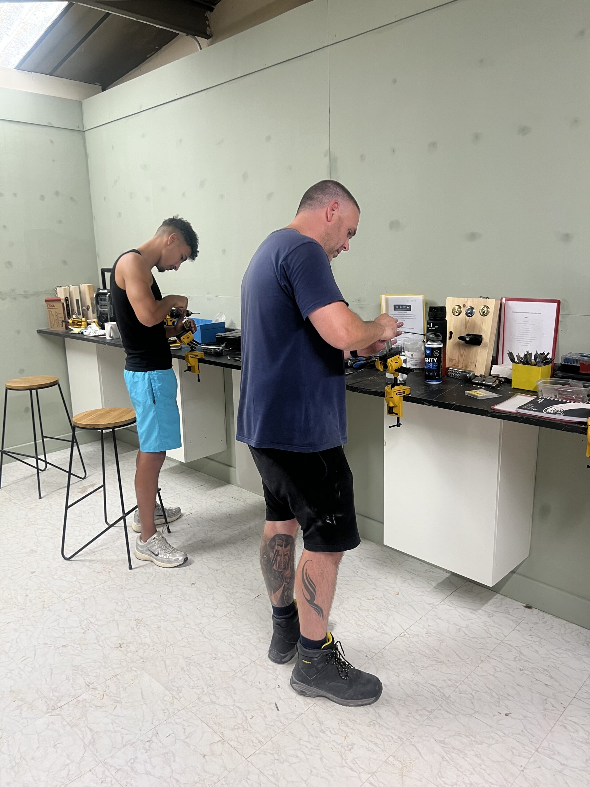 Espacio de formación en cerrajería con cerraduras de práctica y herramientas profesionales