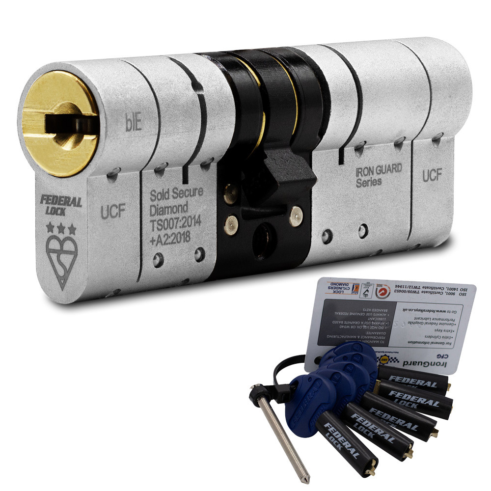 Puerta blindada residencial con cerradura embutida y escudo protector