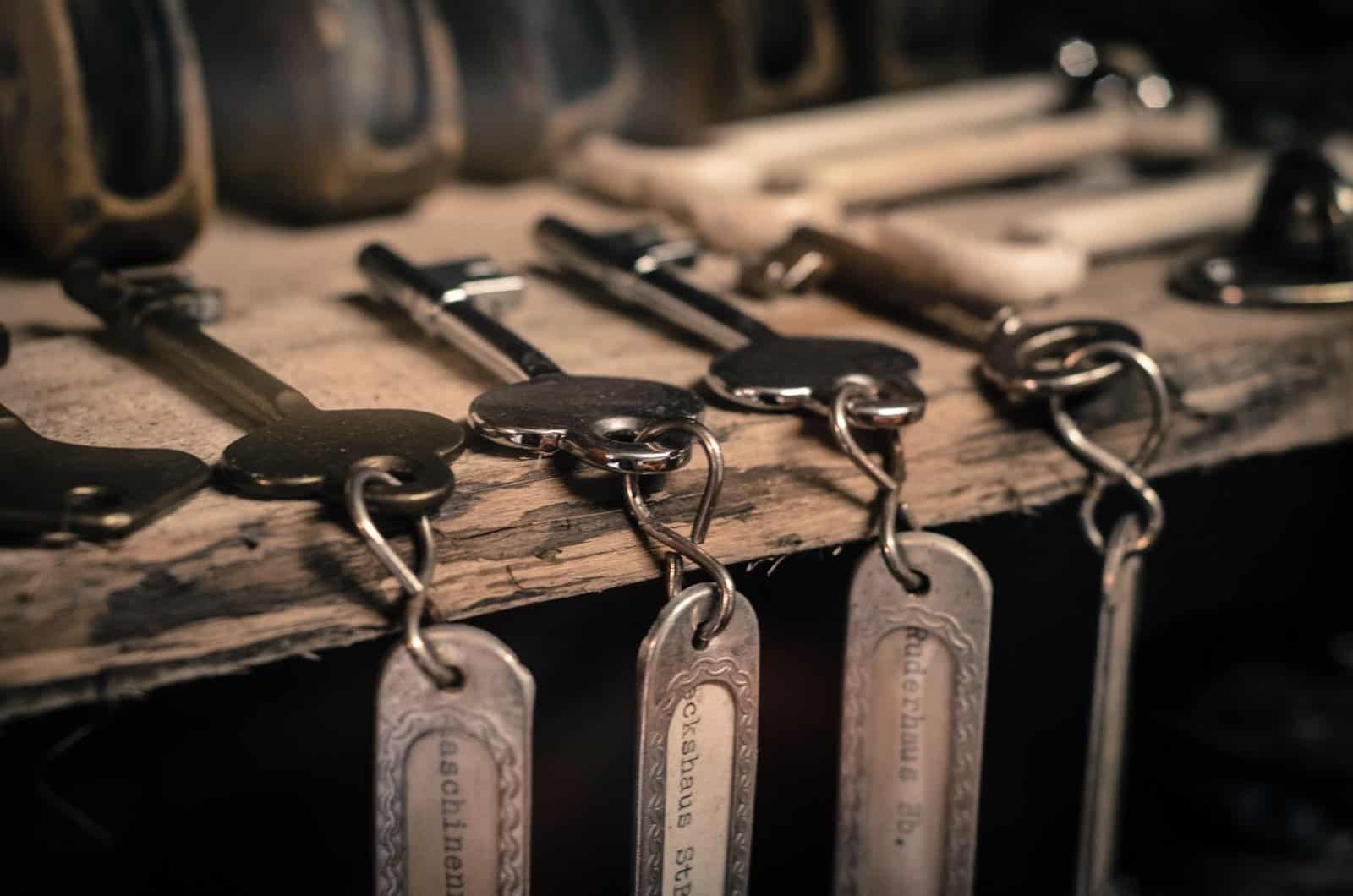 Banco de trabajo con instrumentos de medición y llaves en bruto listas para decodificación